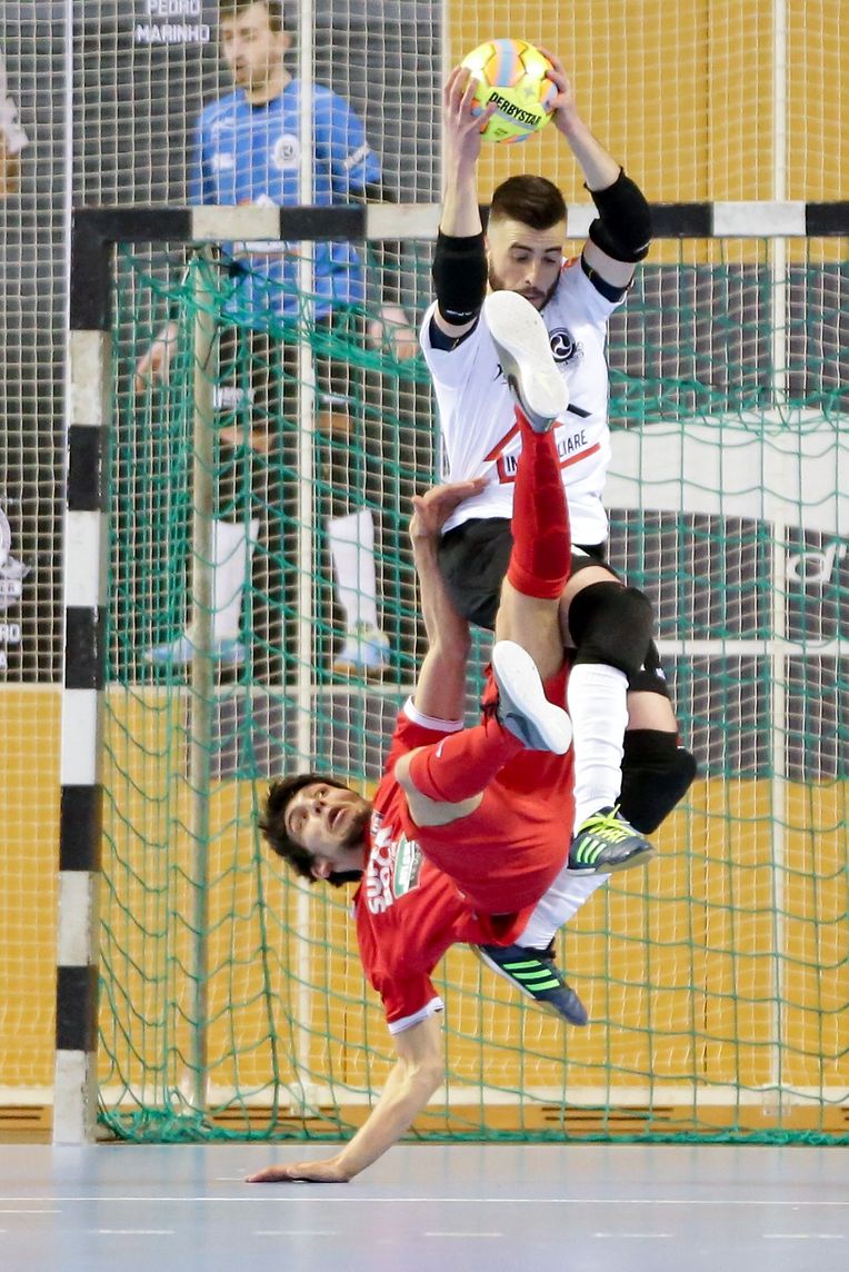 Pedro Marinho (Torwart FC Münsbach) rettet vor Antonio Abreu (FC Differdingen 03).