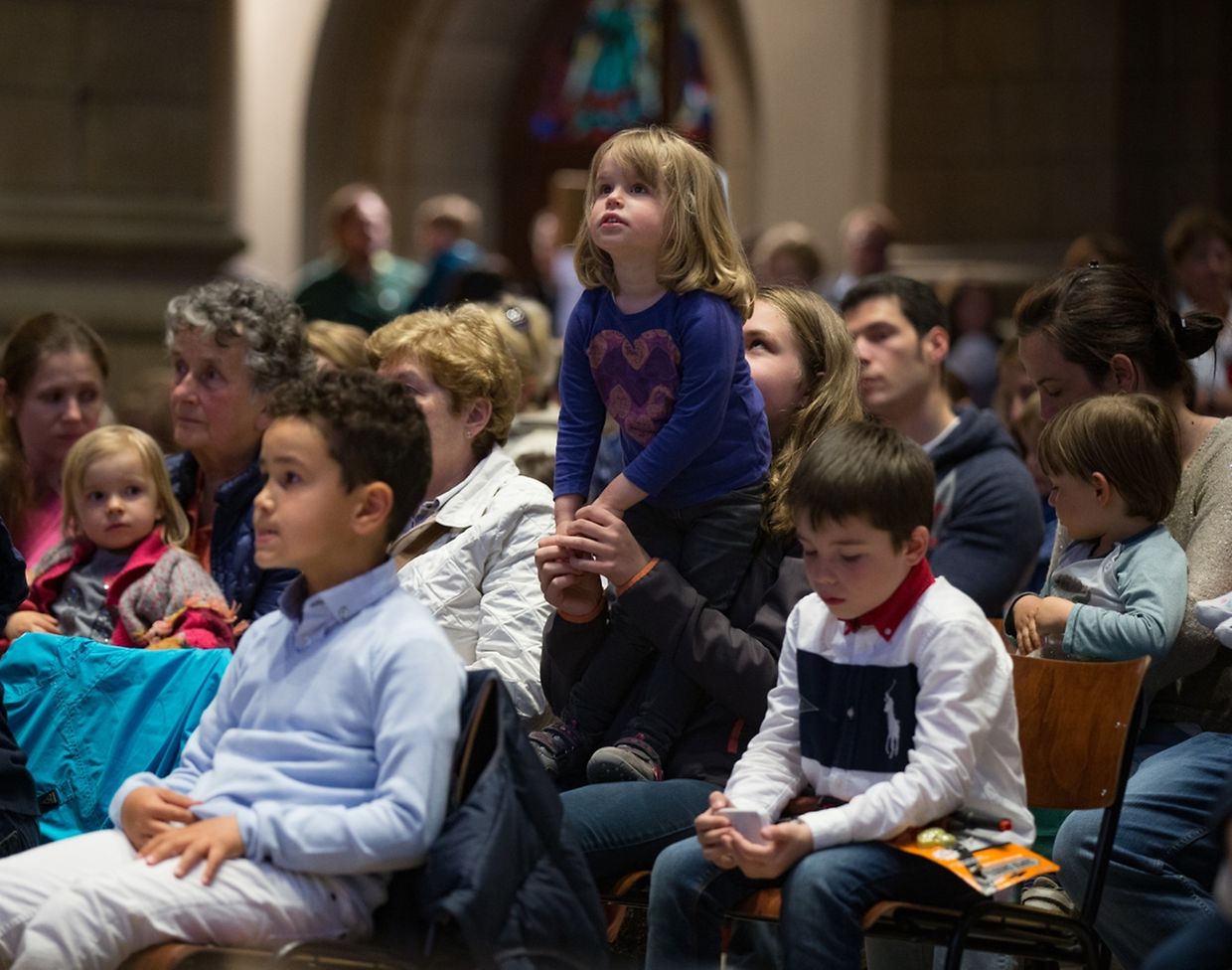 Andacht mit Segnung der Kinder und Eltern.