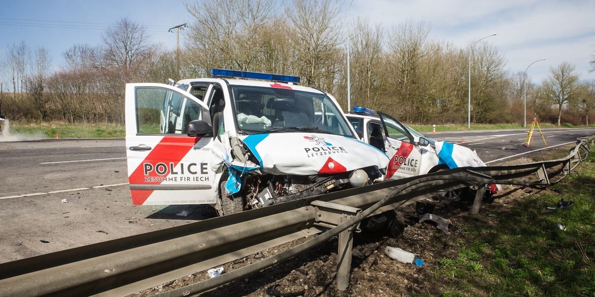 Bei dem Unfall kam ein Polizist ums Leben, eine Beamtin schwebt weiterhin in Lebensgefahr.