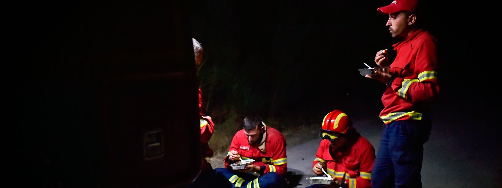 Momento de pausa de um grupo de bombeiros que combateram o incêndio na Serra da Estrela em Folgosinho, Gouveia durante a madrugada de sexta-feira.