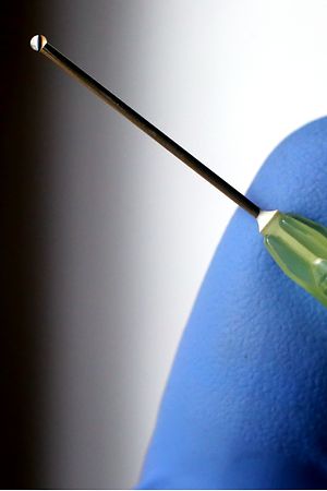 ARCHIV - 08.10.2015, Bayern, Kempten: ILLUSTRATION - Eine Flüssigkeit tropft aus der Kanüle einer Spritze. Das Kollegium der EU-Kommissare soll den fertig ausgehandelten Vertrag zum Bezug des aussichtsreichen Impfstoffs von Biontech/Pfizer billigen. Foto: Karl-Josef Hildenbrand/dpa +++ dpa-Bildfunk +++