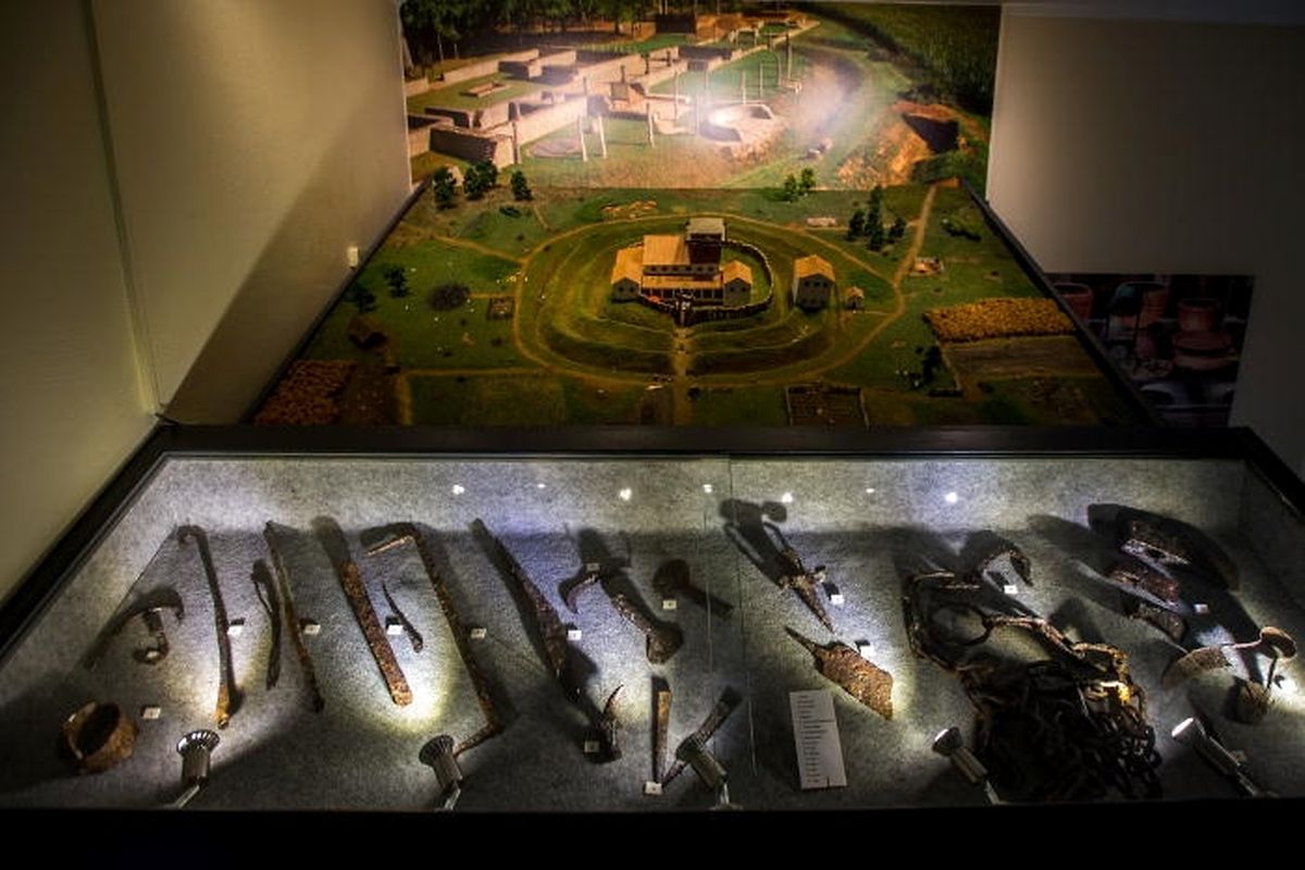 Modell der Römervilla und Gegenstände,
die bei Grabungen gefunden
wurden.