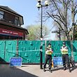 Die britischen Behörden dekontaminieren Orte, an denen sich der Doppelagent Skripal und seine Tochter am Tag des Giftattentats in Salisbury aufgehalten haben. Experten des britischen Umweltministeriums zufolge könnten sich weiterhin gefährliche Mengen des Nervengifts Nowitschok an bestimmten Orten in Salisbury befinden.