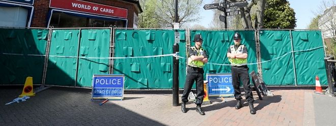 Die britischen Behörden dekontaminieren Orte, an denen sich der Doppelagent Skripal und seine Tochter am Tag des Giftattentats in Salisbury aufgehalten haben. Experten des britischen Umweltministeriums zufolge könnten sich weiterhin gefährliche Mengen des Nervengifts Nowitschok an bestimmten Orten in Salisbury befinden.