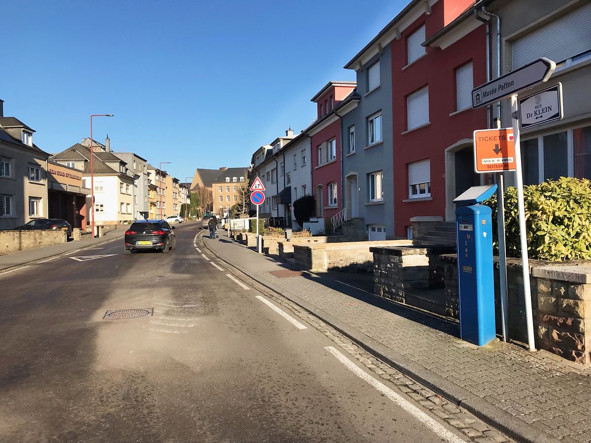 La rue Dr Klein à Ettelbruck sera prochainement transformée en piste cyclable, ce qui devrait permettre de relier la gare à l'école Ackerbausch. 