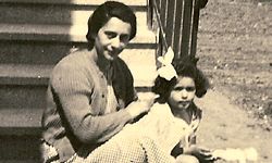 1938: Die fünfjährige Marion sitzt mit ihrer Mutter auf der Treppe ihres Hauses in Remich.