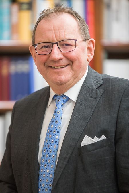 Chamberpräsident Fernand Etgen weist darauf hin, dass das Parlament weiterhin aktiv ist. 
