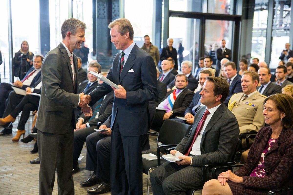 Luc Dhamen, directeur du Fonds de Belval et le grand-duc Henri.