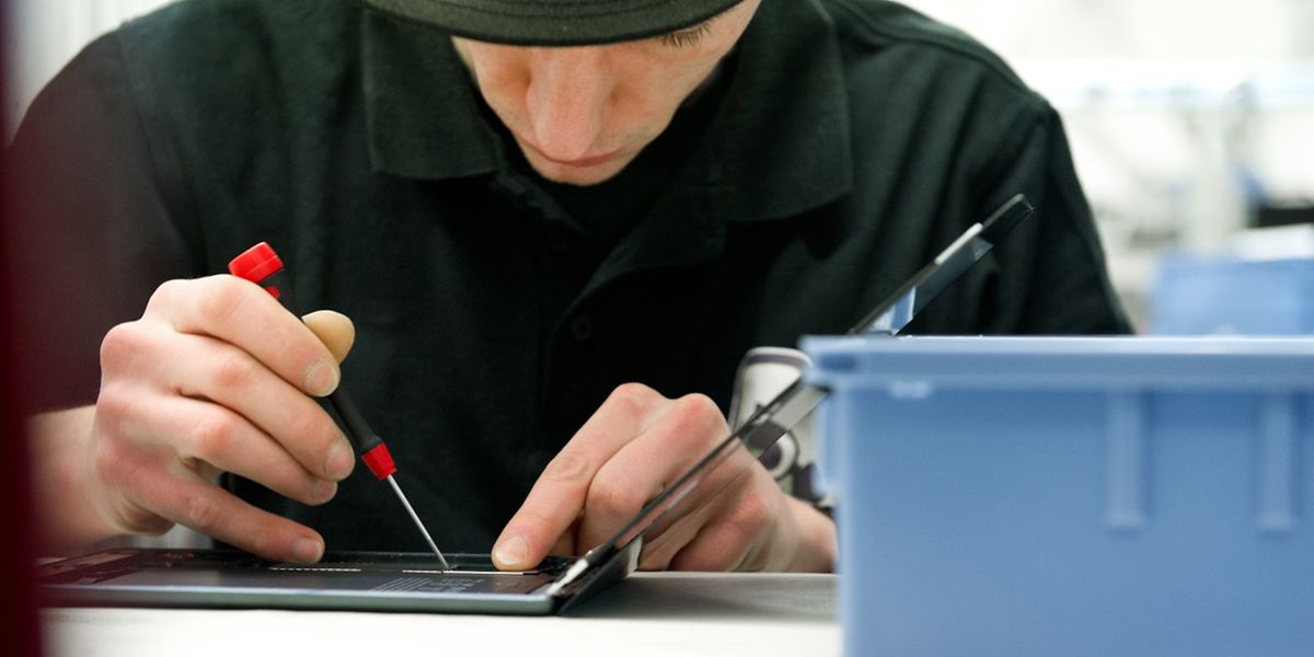 Eingriff am offenen Tablet: In den meisten Fällen sollte man solche Reparaturen Profis überlassen - oder aber sich von erfahrenen Schraubern anleiten lassen.