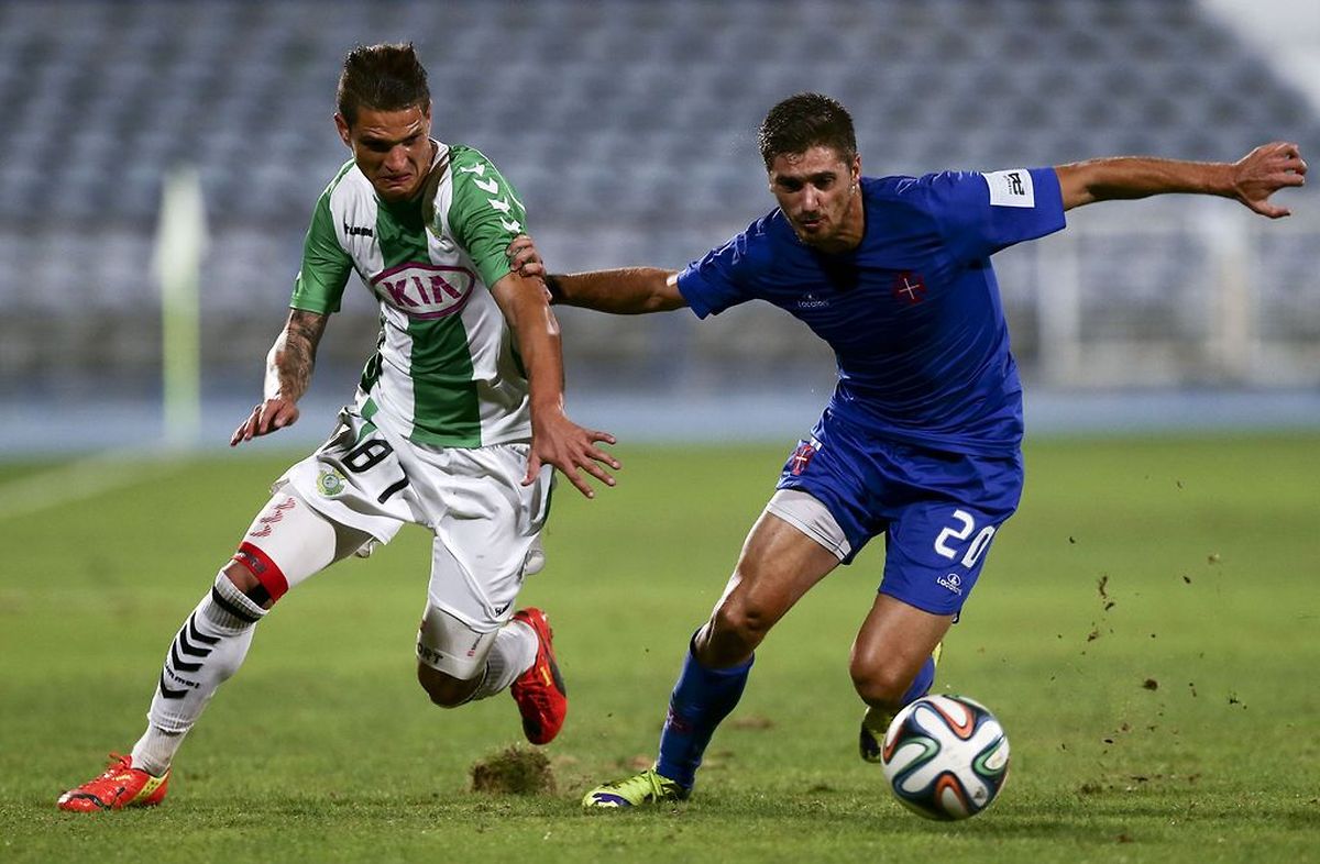 Filipe Ferreira (dta.) do Belenenenses disputa a bola com Zequinha  do Vitória de Setúbal