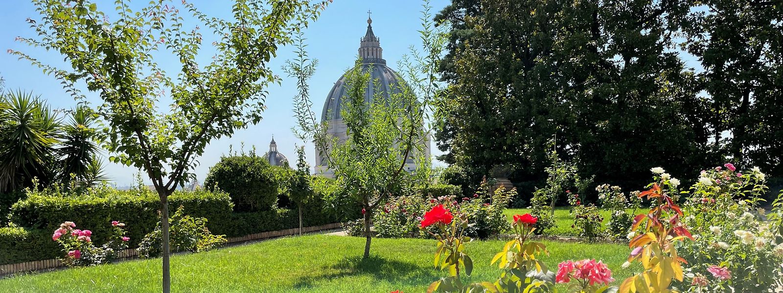 In den Gärten fällt der Blick immer wieder auf die gigantische Kuppel des Petersdoms.