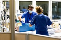 ARCHIV - 03.12.2020, Schleswig-Holstein, Kiel: Ein Krankenpfleger und eine Pflegerin kümmern sich um eine Patientin auf der Intensivstation am Universitätsklinikum Schleswig-Holstein. Die Intensivstationen im Norden sind momentan normal ausgelastet.     (zu dpa «Intensivstationen im Norden derzeit normal ausgelastet») Foto: Frank Molter/dpa +++ dpa-Bildfunk +++