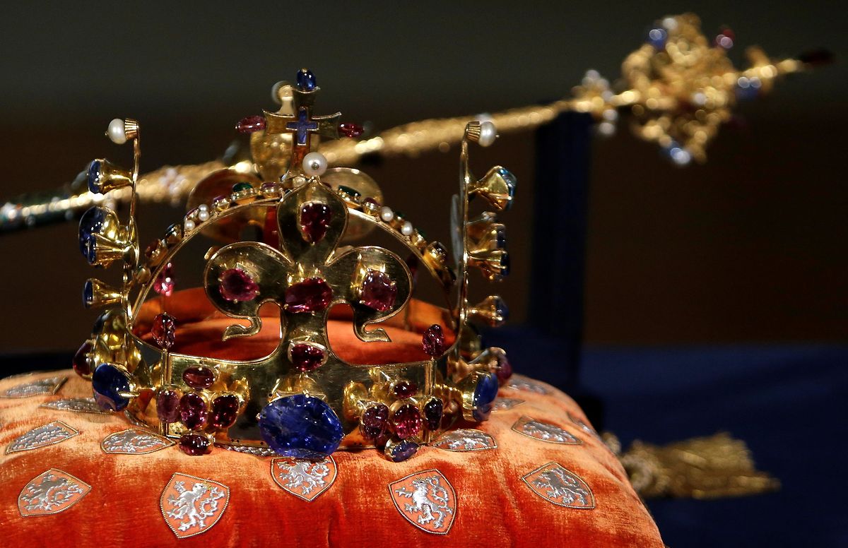 Die böhmische Krone wurden zum 700. Jubiläum von Kaiser Karl IV. in Prag ausgestellt.