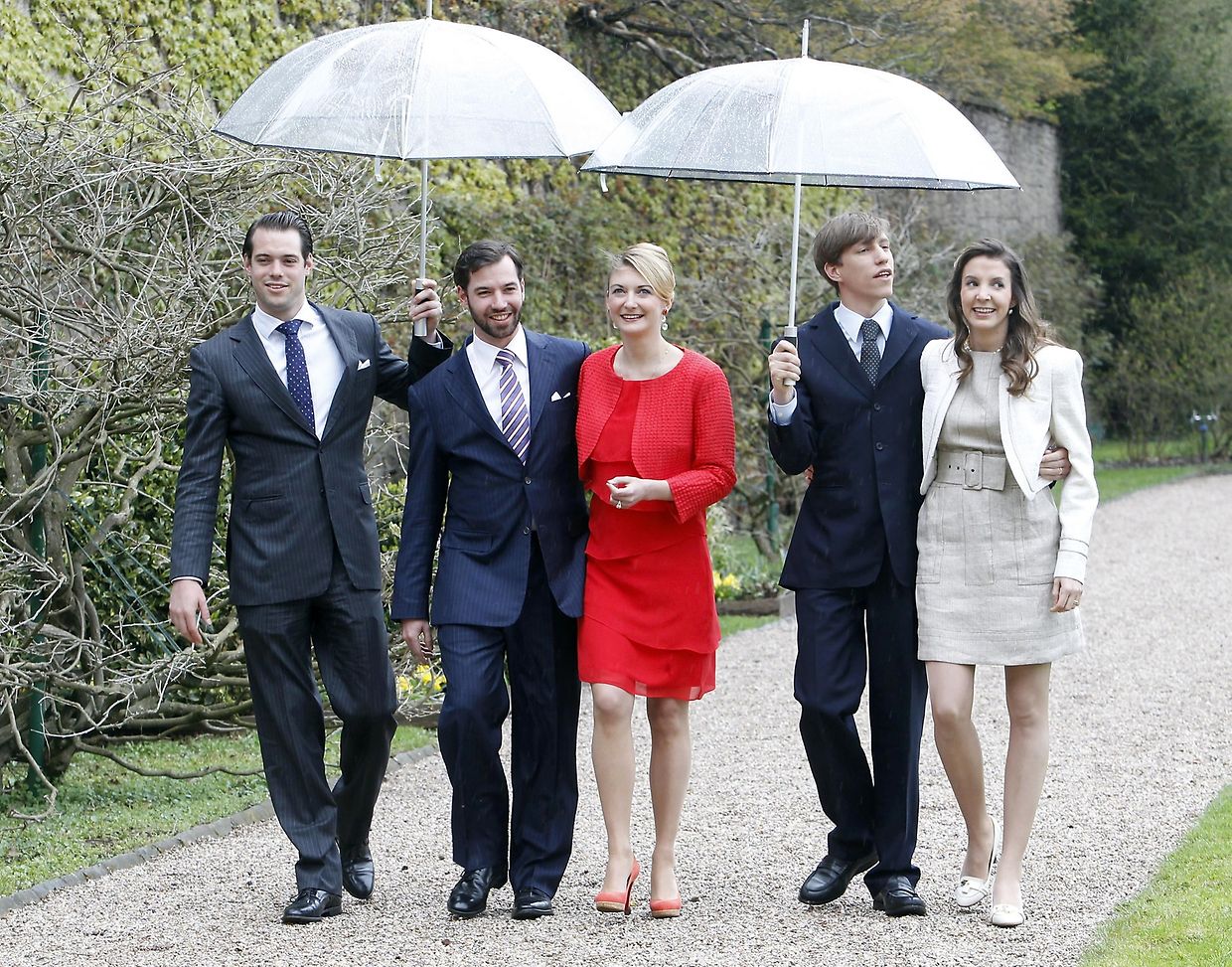 2012: Spaziergang im Regen während der Verlobungsfeier von Erbgroßherzog Guillaume und Prinzessin Stéphanie.