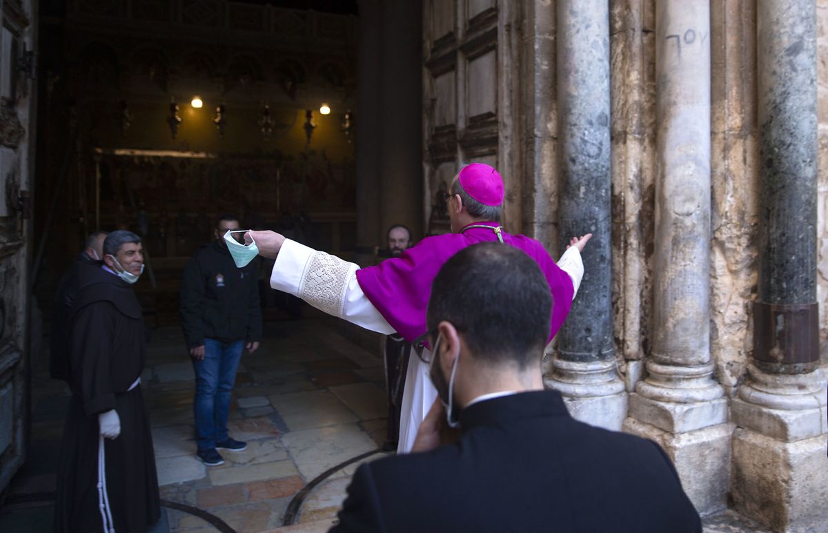 Erzbischof Pierbattista Pizzaballa, Apostolischer Administrator des Lateinischen Patriarchats von Jerusalem, kommt zum Ostergottesdienst an der Grabeskirche an.