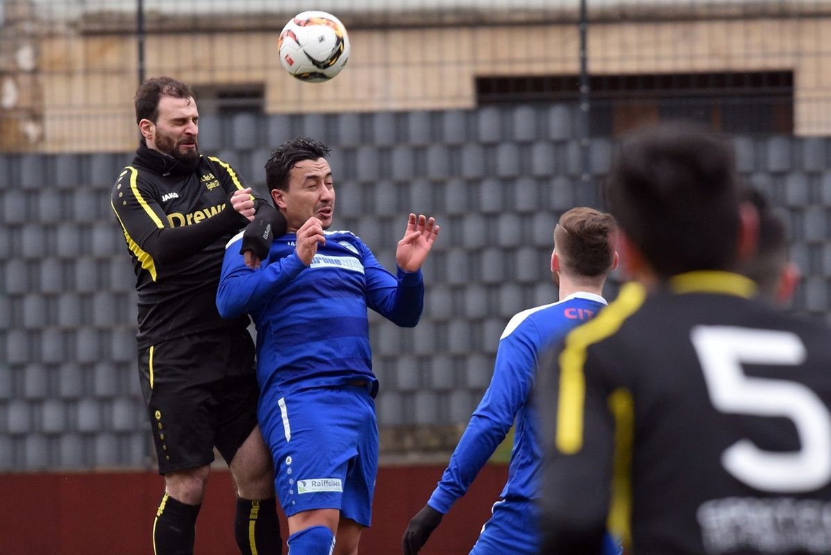 Paulo Da Costa (Red-Black Egalité) s'élève plus haut que Hakin Boutarene (CS Sanem) 