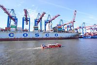 Hamburg: Das Containerschiff „Cosco Pride“ der Reederei Cosco Shipping liegt am Containerterminal Tollerort. 