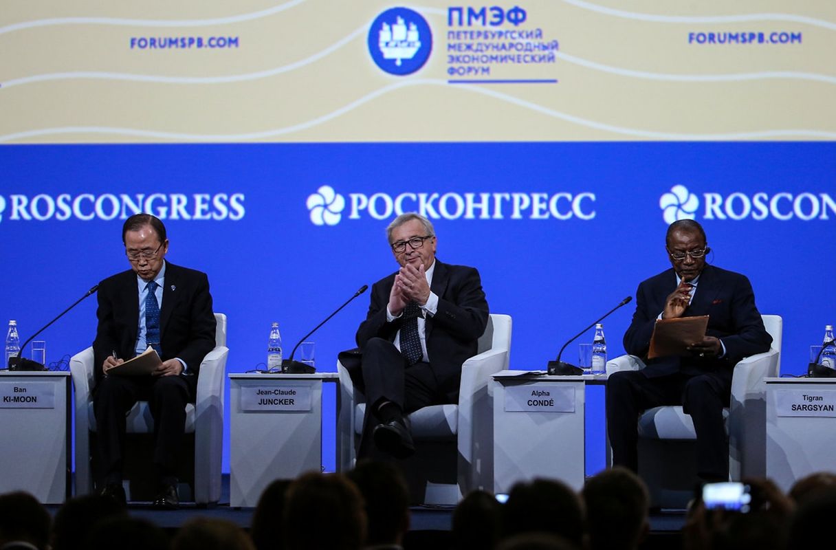 UN-Generalsekretär Ban Ki-moon, Jean-Claude Juncker und Guineas Präsident Alpha Conde auf der Podiumsdiskussion beim "St. Petersburg International Economic Forum 2016" (SPIEF 2016).