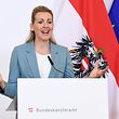 20.03.2020, Österreich, Wien: Christine Aschbacher (ÖVP), Arbeitsministerin von Österreich, spricht bei der Pressekonferenz "Coronavirus: Aktuelle Maßnahmen" im Bundeskanzleramt in Wien. Aschbacher tritt nach Plagiatsvorwürfen zurück. Foto: Helmut Fohringer/APA/dpa +++ dpa-Bildfunk +++