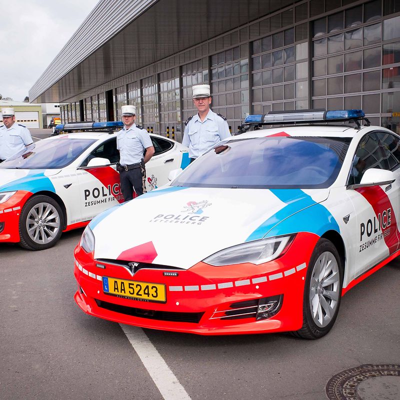 Les Nouvelles Tesla De La Police Sont Arrivees