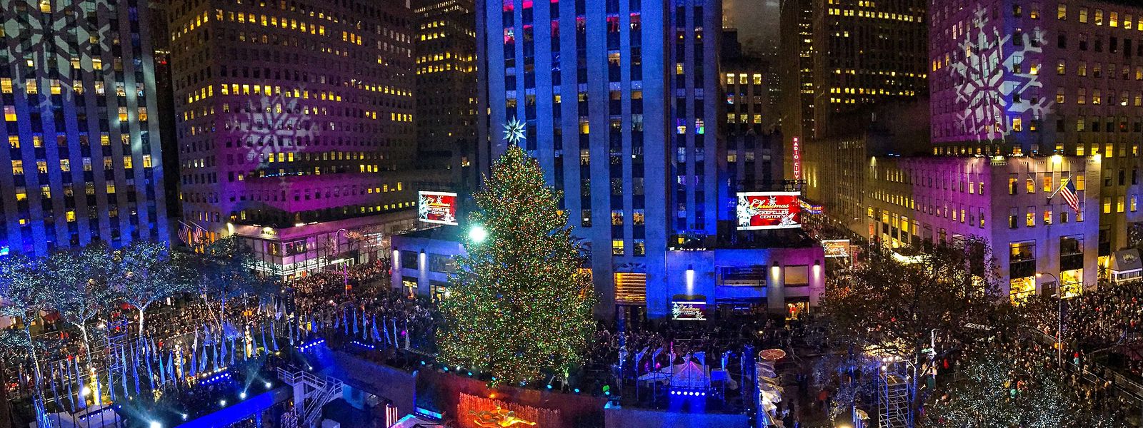 Am Mittwochabend wurden Zehntausende Lichter des Tannenbaums am Rockefeller Center an Manhattans Fifth Avenue eingeschaltet. 