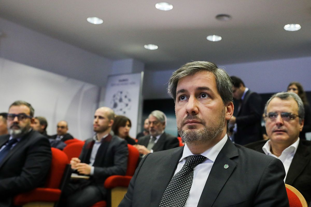 O presidente do Sporting, Bruno Carvalho, durante a assembleia-geral extraordinária da Liga Portuguesa de Futebol Profissional (LPFP), para apreciação, discussão e votação de proposta de alteração ao Regulamento das Competições organizadas pela LPFP e também ao Regulamento Disciplinar das mesmas, na sede da Liga, no Porto, 29 de dezembro de 2017. JOSÉ COELHO/LUSA