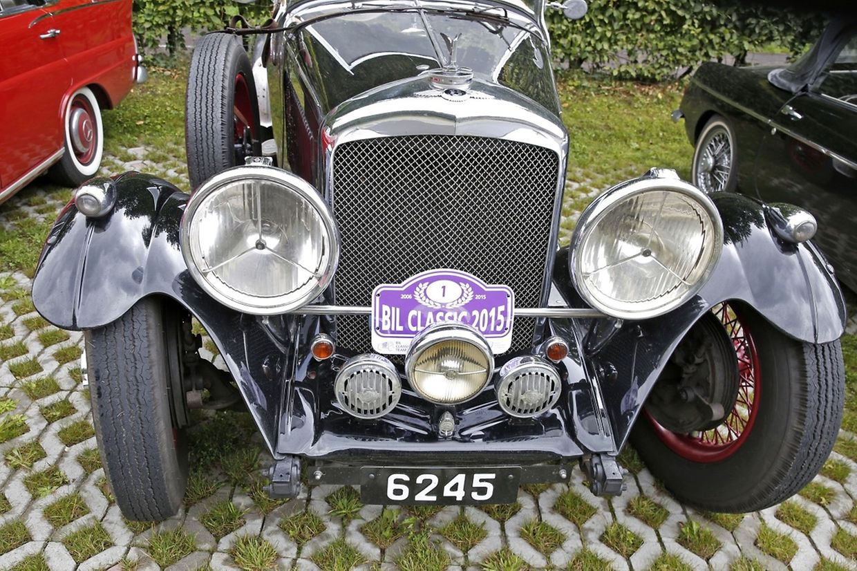 Fachsimpeln über die Autokostbarkeiten: Die Oldtimer-Tour zeigt nicht nur Raritäten, sondern ist auch der Anlaufpunkt für die Experten. 