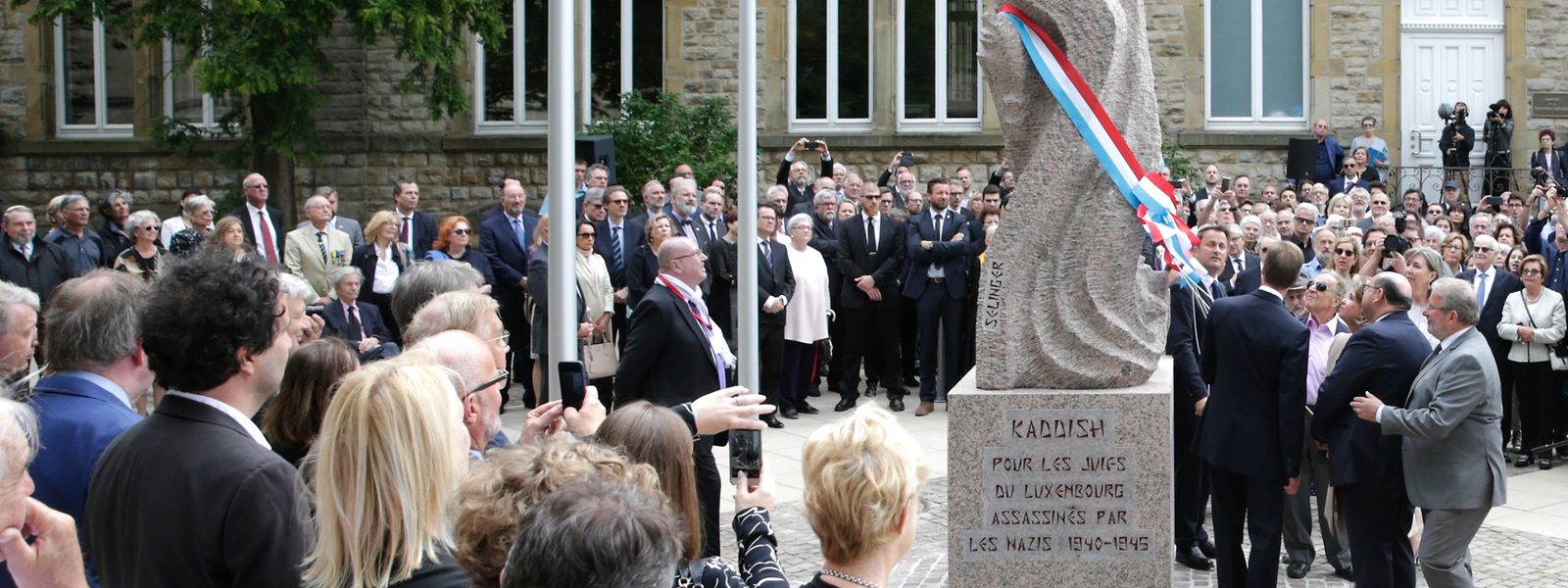 Inauguration du monument dédié à la mémoire des victimes de la Shoah, le 17 juin 2018, avec Xavier Bettel, Mars Di Bartolomeo, le Grand-Duc et la Grande-Duchesse, Lydie Polfer, et l'artiste Shelomo Selinger