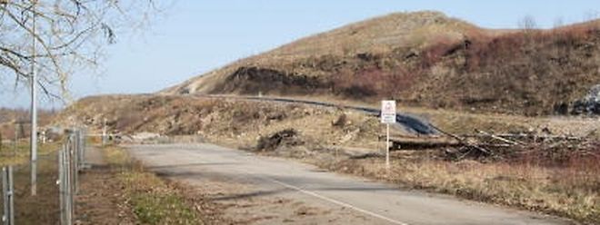 Noch ist die Straße von Monnerich nach Esch/Alzette verschüttet, wie dieses Bild vom 13. März 2016 zeigt. Doch noch in diesem Monat, spätestens aber Anfangs April, soll der Bau der neuen Straße beginnen.