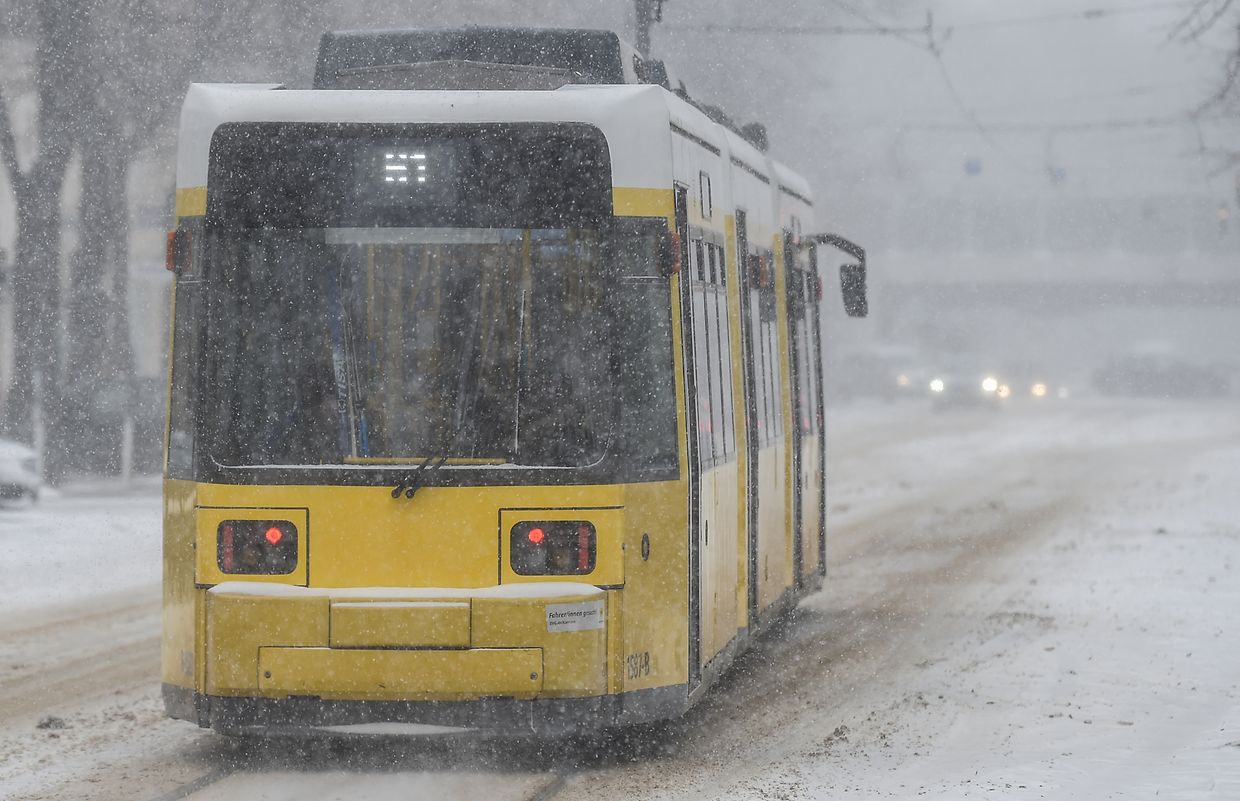 Das Winterwetter hat den Norden und die Mitte Deutschlands fest im Griff. Schnee und Eis sorgen für massive Verkehrsprobleme, manche haben aber auch ihren Spaß daran.