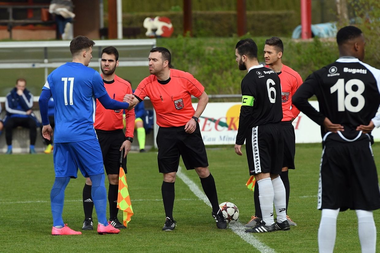 Poignée de main entre l'arbitre et les deux capitaines Josh Becker et Jean-Charles Banas. 