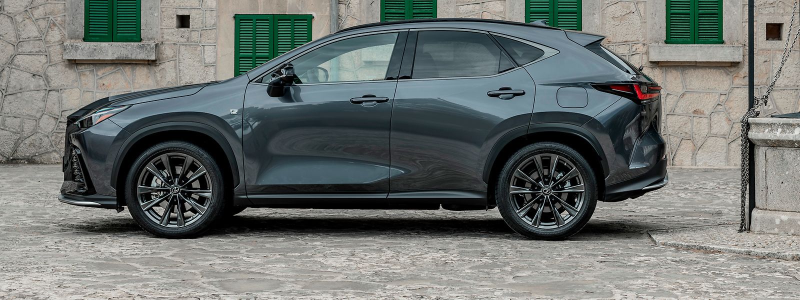 Ebenso wie mit seinem anspruchsvollen, kühnen Außendesign will der neue Lexus NX auch mit seinen verbesserten rein elektrischen Fahrfähigkeiten punkten.