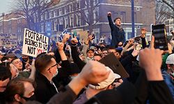 TOPSHOT - Football supporters demonstrate against the proposed European Super League outside of Stamford Bridge football stadium in London on April 20, 2021, ahead of the English Premier League match between Chelsea and Brighton and Hove Albion. - The 14 Premier League clubs not involved in the proposed European Super League "unanimously and vigorously rejected" the plans at an emergency meeting on Tuesday. Liverpool, Arsenal, Chelsea, Manchester City, Manchester United and Tottenham Hotspur are the English clubs involved. (Photo by Adrian DENNIS / AFP)
