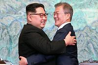 North Korea's leader Kim Jong Un (L) and South Korea's President Moon Jae-in (R) hug during a signing ceremony near the end of their historic summit at the truce village of Panmunjom on April 27, 2018.
The leaders of the two Koreas held a landmark summit on April 27 after a highly symbolic handshake over the Military Demarcation Line that divides their countries, with the North's Kim Jong Un declaring they were at the "threshold of a new history". / AFP PHOTO / Korea Summit Press Pool / Korea Summit Press Pool