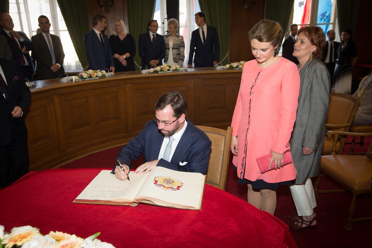 Zuvor hatte sich Erbgroßherzog Guillaume in das goldenen Buch eingetragen. 