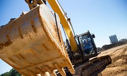 Bauarbeiter planieren das Gelände am Rande des Kirchbergs, wo bald schon das Trambahndepot entstehen wird. 