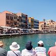 Touristen sitzen am alten Hafen von Chania auf der Insel Kreta. 