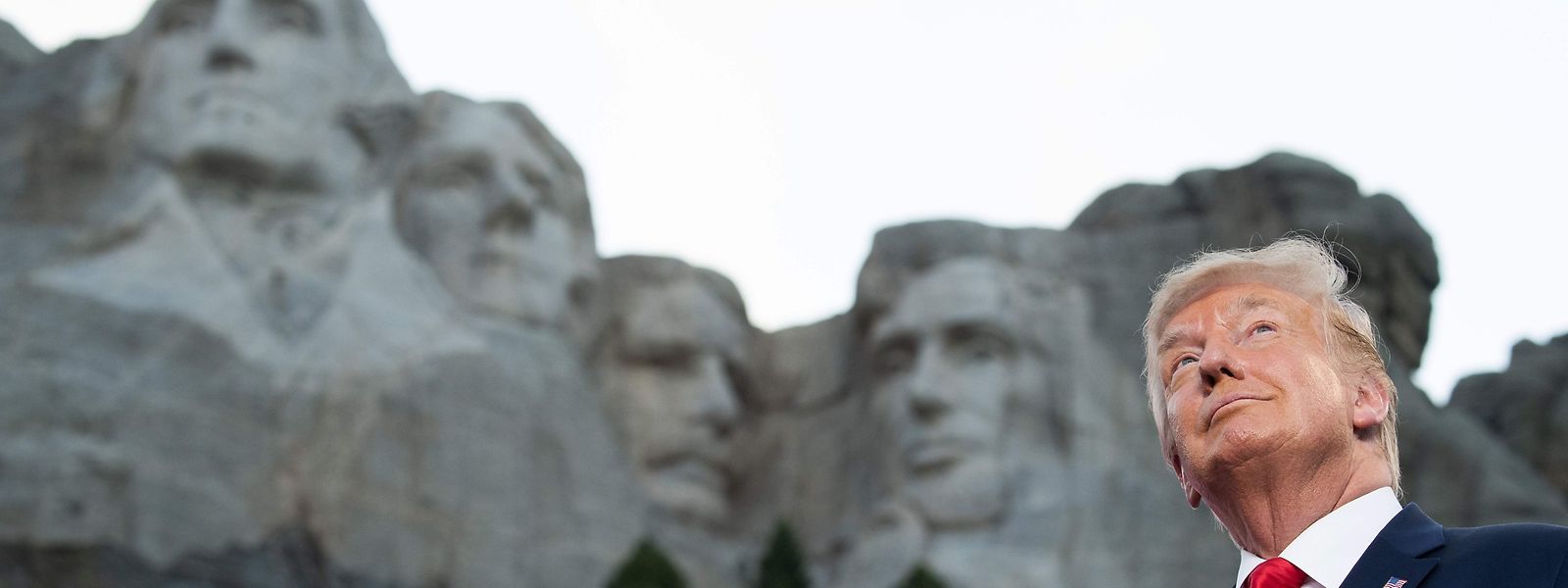 Donald Trump vor dem monumentalen Nationaldenkmal von Mount Rushmore mit den vier in Stein gemeißelten Köpfen von Ex-Präsidenten.
