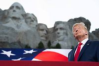 Donald Trump vor dem monumentalen Nationaldenkmal von Mount Rushmore mit den vier in Stein gemeißelten Köpfen von Ex-Präsidenten.