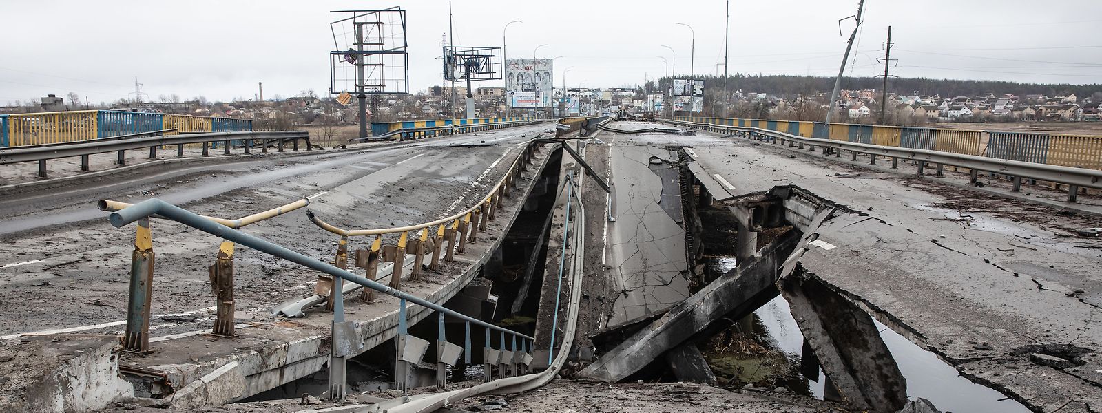 Die durch die Bombardierung zerstörte Brücke auf der Autobahn bei Butscha. Fast 300 Zivilisten wurden entlang der Straße in Butscha, einer Pendlerstadt außerhalb der Hauptstadt, getötet.