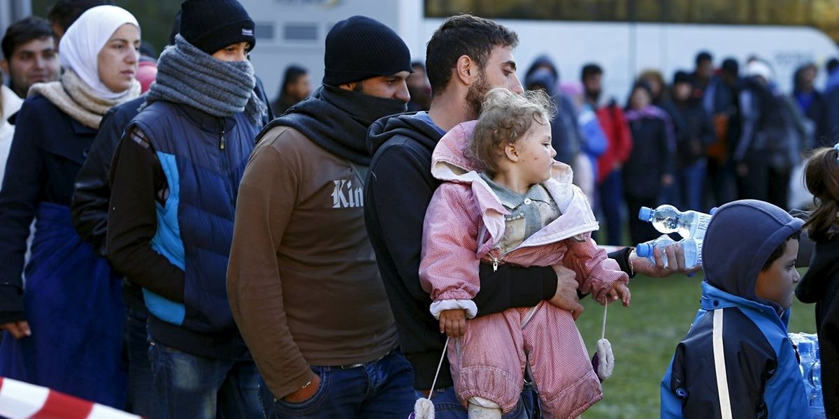 In Wegscheid bei Passau warteten am Donnerstag schon tagsüber Flüchtlinge darauf, dass sie weiterreisen können.