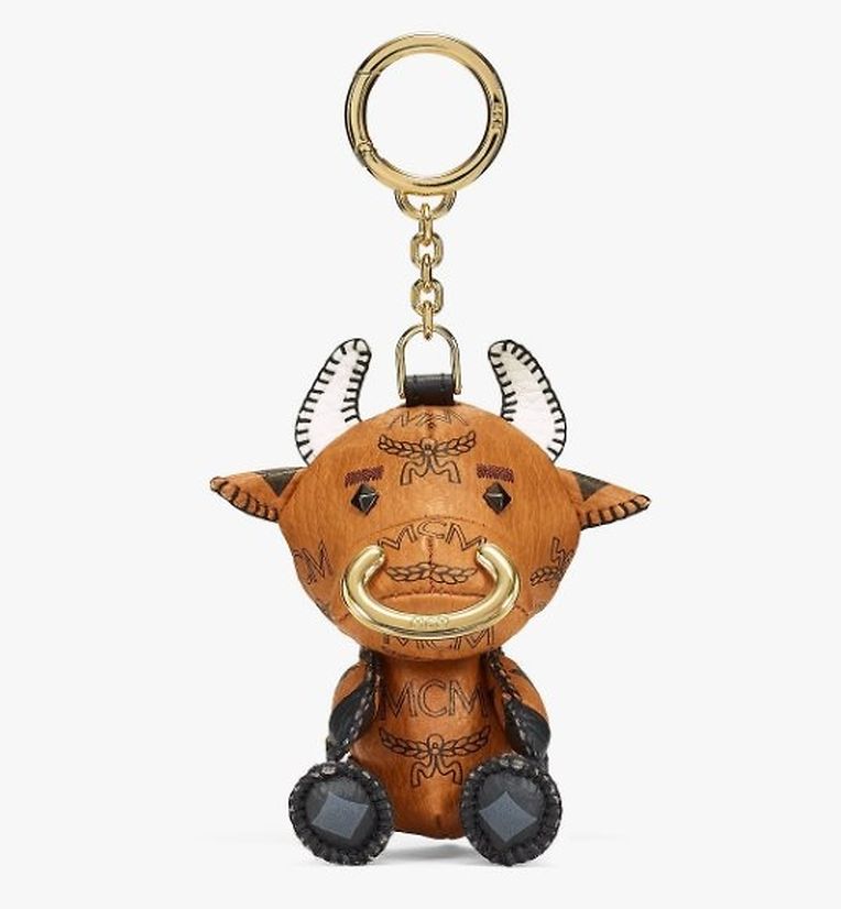 Büffelfans werden mit dem tierischen Schlüsselanhänger samt vergoldetem Nasenring von MCM ihre Freude haben, um 225 Euro.