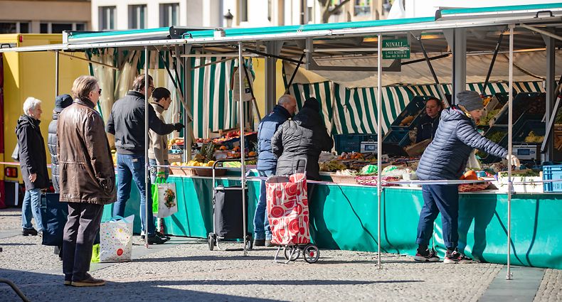 Lokales,Abstand halten auf dem Stadter Maart.Foto: Gerry Huberty/Luxemburger Wort