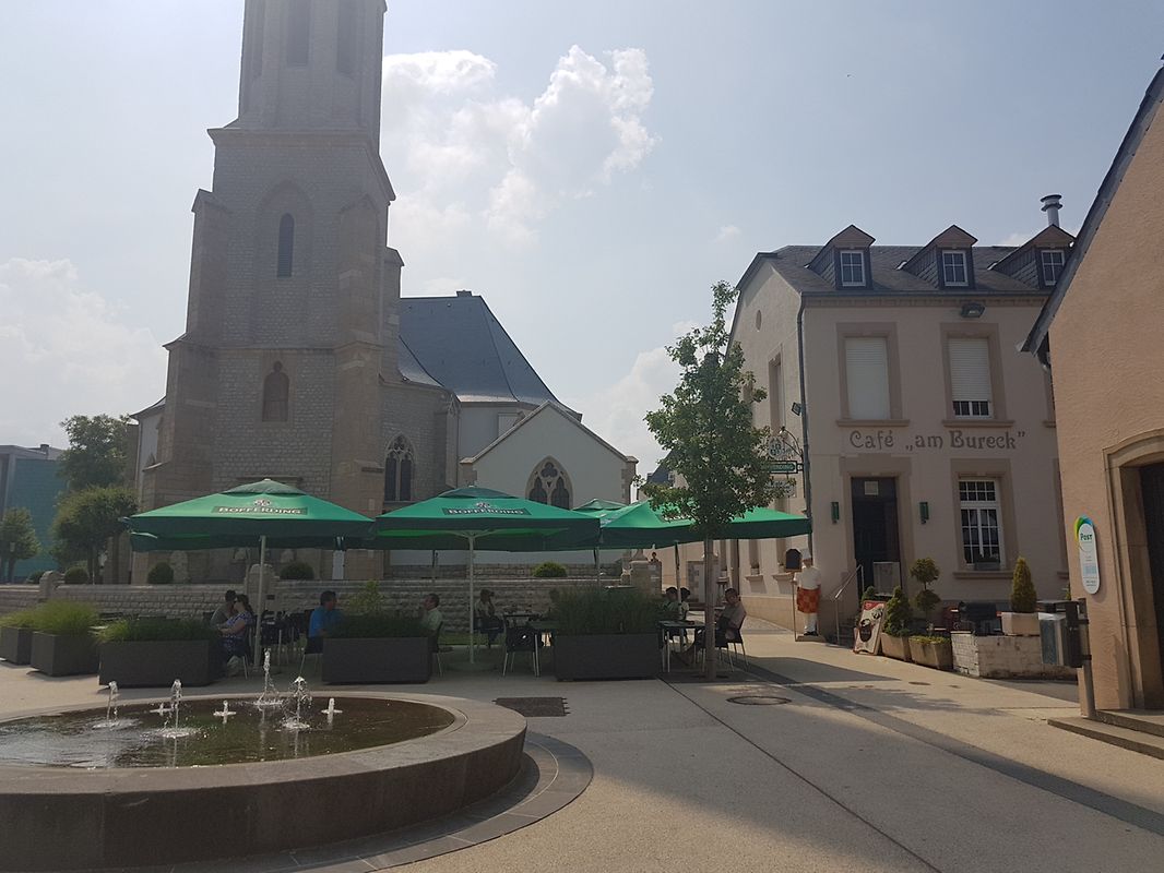 Fachada e esplanada do Am Bureck