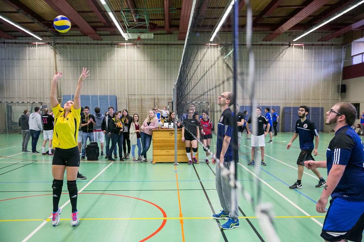 Frauen und Männer standen gleichermaßen auf dem Feld.