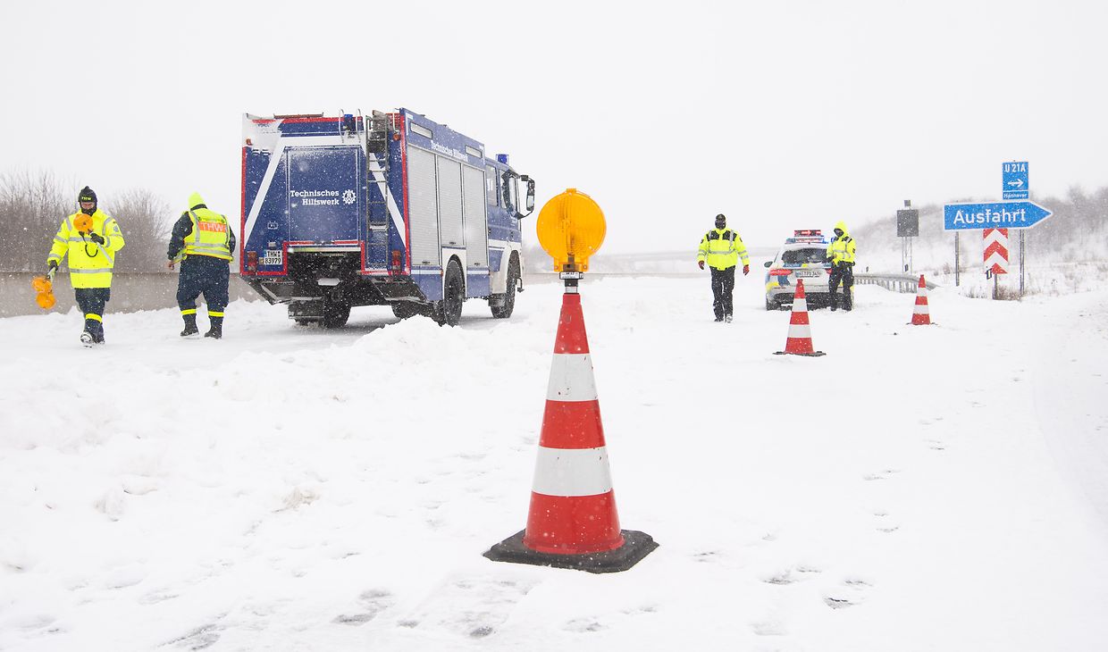 Das Winterwetter hat den Norden und die Mitte Deutschlands fest im Griff. Schnee und Eis sorgen für massive Verkehrsprobleme, manche haben aber auch ihren Spaß daran.