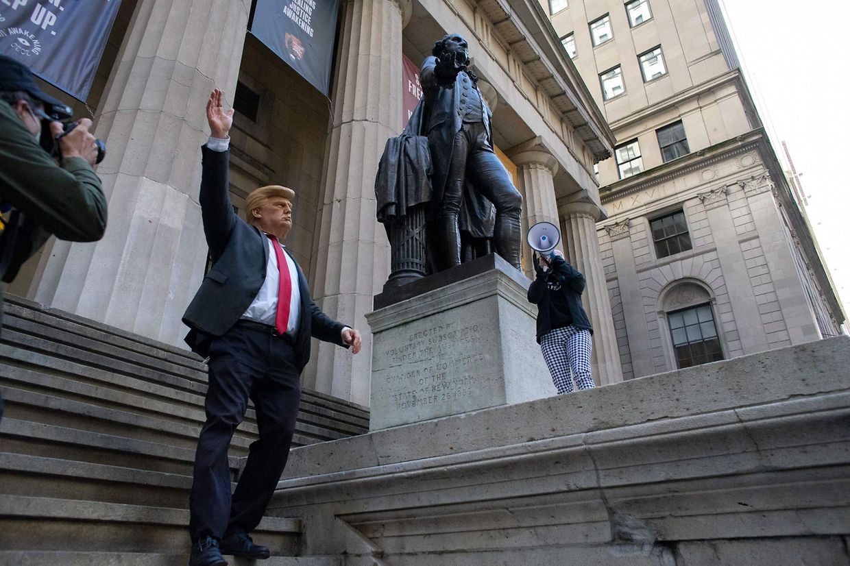Manifestantes na Marcha das Mulheres de 17 de outubro de 2020 contra a nomeação de Amy Coney Barrett's para o Supremo Tribunal. 