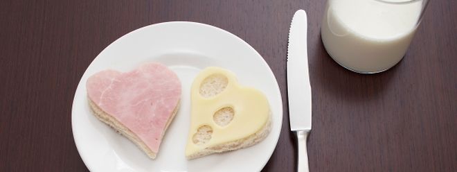 Dem Herzen zuliebe kommen besser nicht zu häufig sehr cholesterinreiche Belege aufs Brot. Cholesterin steckt in tierischen Produkten wie Kochschinken, Käse und Milch. 