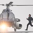 Американский актер Том Круз бежит к вертолету во время съемок своего фильма «Миссия невыполнима 6».