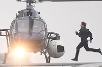 US-Schauspieler Tom Cruise rennt während der Dreharbeiten für seinen Film „Mission: Impossible 6“ auf einen Helikopter zu.
